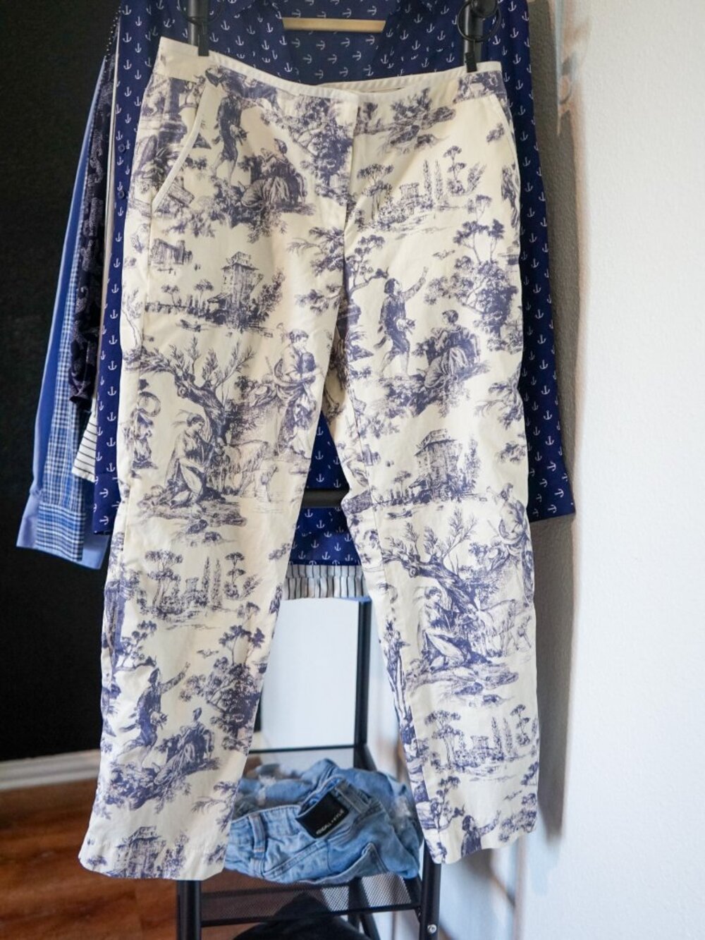 J. Crew Favorite Fit Blue & White Toile Print Cotton Pants (Size 4)